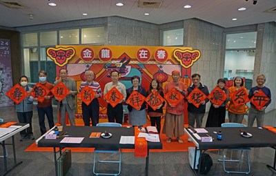 屯藝中心主任袁淑敏(左6)與11位書法家開筆寫下「舞龍耀新春祥龍獻瑞慶太平」