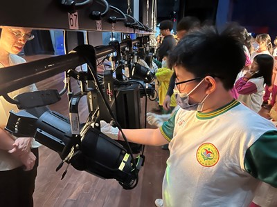 公02 福陽國小學生在屯區藝文中心的專業技術人員陪同下實際操作劇場燈具