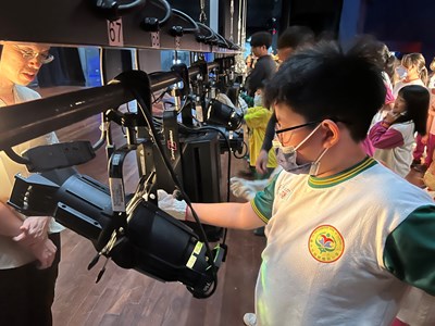 福陽國小學生在屯區藝文中心的專業技術人員陪同下實際操作劇場燈具