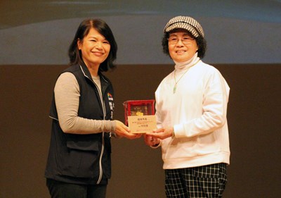 公02 文化局專門委員朱瓊芬頒發特別獎給羅楊秀鳳(右)，感謝她全心投入志願服務20餘年，個人總服務時數超過2萬小時