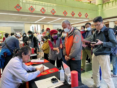 公02 一早即有大批民眾前來港藝中心索取春聯