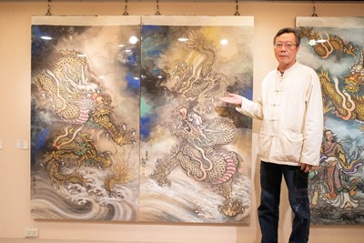 林劍峰作品《升龍降龍》運用宣紙潑彩、油畫層層疊染創作龍首仰天、奔騰飛舞之姿