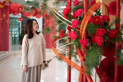 「葫蘆墩金龍獻吉祥」新春裝置藝術展以剖竹編織如緞帶扭轉的結構表現金龍意象