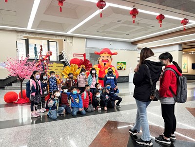 公05 港區藝中心的新年布置,吸引許多小朋友來拍照打卡
