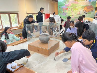 「拍瀑拉大冒險」導覽活動,讓大眾能也能動手體驗考古挖掘。