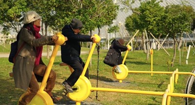 第一名作品《公園裡的美麗情懷》透過兒孫記錄祖父母遊玩公共藝術－活水漫波