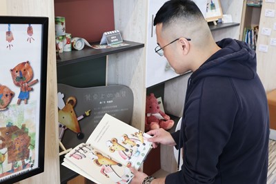 《餐桌上的偽裝》是陳麗芳老師首部繪本作品，以趣味故事教育孩童珍惜食物
