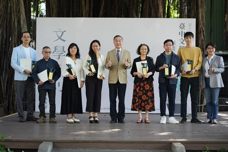 黃副市長與各文類第一名得獎者合影