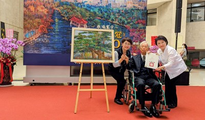 趙宗冠醫師慨捐作品,由盧秀燕市長和文化局陳佳君局長送上感謝狀