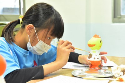 東勢國小學童以對家鄉的熱愛及對生活的感悟創作,家鄉色彩「感動龍」