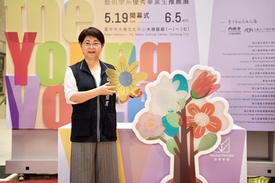 文化局長陳佳君今日代表市長出席開幕式,並以三新讚譽藝術新聲11年有成