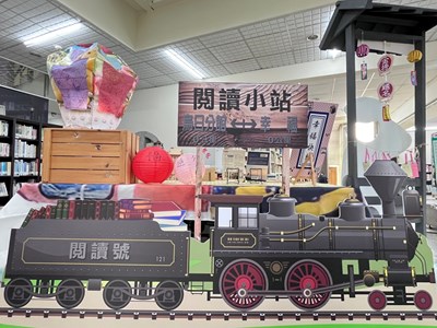 烏日圖書館「祝福天燈」由志工巧手DIY，希望為考生加油打氣