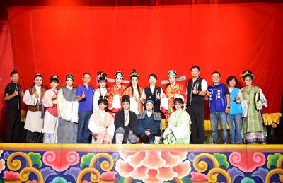 公版-唐美雲歌仔戲團全體演員、文化局局長及與會貴賓合照