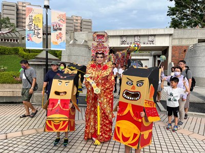 公04 九天民俗技藝團當家台柱瑪利亞扮演媽祖並與小朋友彩繪神偶一同踩街遶境,造型相當吸睛