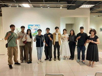 文化局長陳佳君(左4)15日出席凡亞藝術空間開幕活動,用行動支持青年藝術家