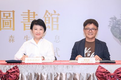 盧市長與羅布森股份有限公司董事長汪世旭簽訂捐贈契約