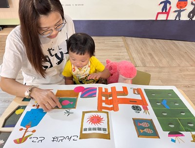 和五味太郎一起遨遊 飛進閱讀的世界展出中、日文經典繪本
