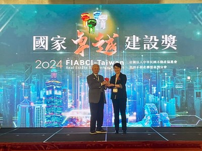 文化局提報2024國家卓越建設獎三案全勝-圖為局長陳佳君代表受獎 (1)