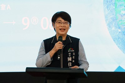 文化局長陳佳君代表市長盧秀燕恭喜新貌獎得獎者