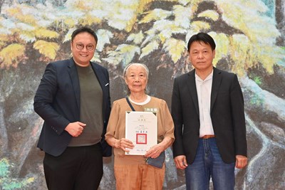 鄭照新副市長與文化局曾能汀副局長和膠彩藝術家林星華合影