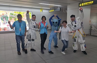 文化局長陳佳君與foca福爾摩沙馬戲團表演者及中捷志工於中捷市府站合影