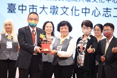 黃淑容-右4-帶領大墩文化中心志工隊獲得111年文化部全國績優志工最高榮譽團隊獎