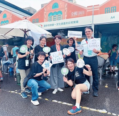 台中市政府文化局局長陳佳君親臨本市展攤1