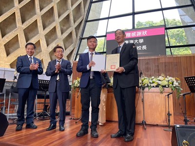 由東海大學致贈政府及各單位感謝狀
