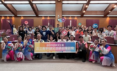 臺中文化志工幹部在港區藝術中心互動交流-並與貴賓一起大合照