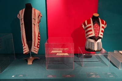 自國立臺灣史前文化博物館商借展出的貝珠織品_