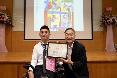 副市長黃國榮頒發2024畫圈圈美術獎創作展美術獎予得主劉立凱_