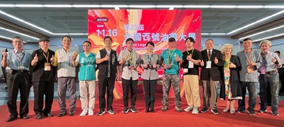 文化局長陳佳君-左7-與貴賓一同與本屆前三名合照_