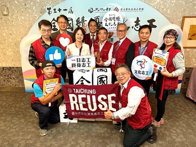 文化局蕭靜萍主秘及文資處李智富處長代表盧市長感謝志工團隊為本市抱得文化團隊殊榮