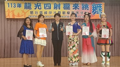 陳佳君局長頒發感謝狀予參加演出社區團隊 (5)