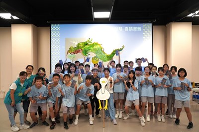 工藝師郭佳琳與成功國中師生合影(第一排左6)