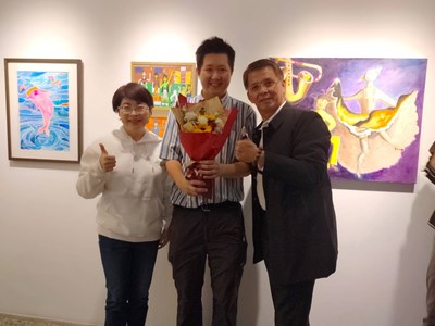 臺中市政府文化局長陳佳君-台灣身心障礙藝術發展協會理事長陳志聲-致贈花束給參展者