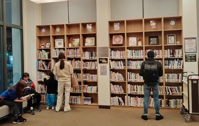 捐贈人愛心捐贈新書書櫃-提供民眾閱讀