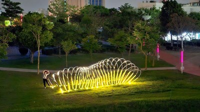 民眾與作品《綠野遊蹤》於夜間合影