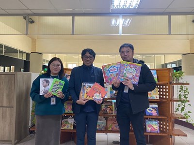 Theerapat主席代表泰國出版社致贈市圖泰文圖書
