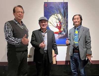 前文化部政務次長林金田(中)與前臺中市政府參議林輝堂(左)前來參加王瑋名(右)個展