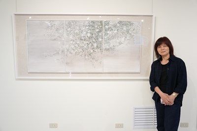 自由-鍾麗香作品《生生不息》以水墨與膠彩技法,展現白色純粹美感