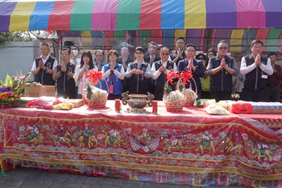 與會嘉賓共同祭拜祈求工程順利平安