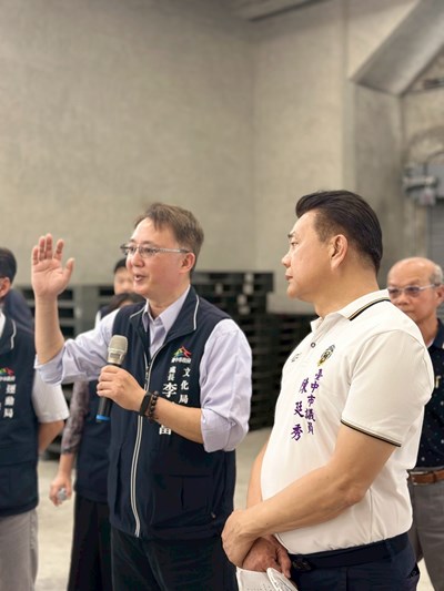 文資處李智富處長向陳廷秀議員說明目前考古遺址典存庫房典藏情形