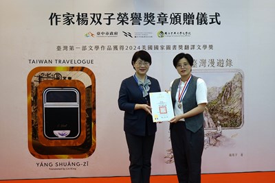 文化局陳佳君局長代表臺中市政府頒發榮譽證書