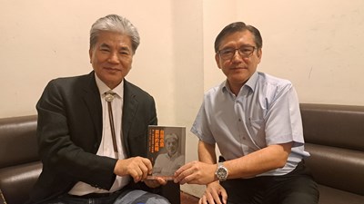 水利局范世億局長提供李鴻源著作贈與現場民眾_0