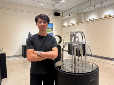 郭國相與作品〈舞漾碧光〉