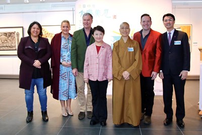 左起-國會聯邦議員julie-ann-campbell-布里斯本市長夫人nina-schinner-昆士蘭州教育及藝術部長john-paul-盧市長-中天寺住持滿望法師-洛根市長jon-raven-駐布里斯本台北經濟文化辦事處范厚祿處長