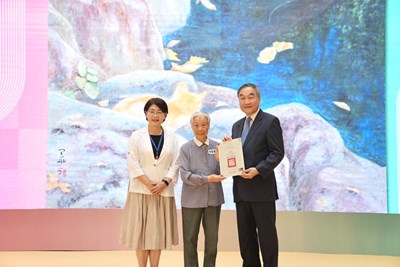 當代藝術家林星華(圖中)高齡93歲,是本屆最年長的參展藝術家