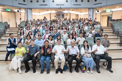 公版-林有德紀念展開幕式，文化局副局長施純福(中)與多位參與貴賓合影