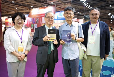 台中文學貢獻獎得主甘耀明-右二-驚喜現身-鄭副市長-右ㄧ-李遠-左二-文化